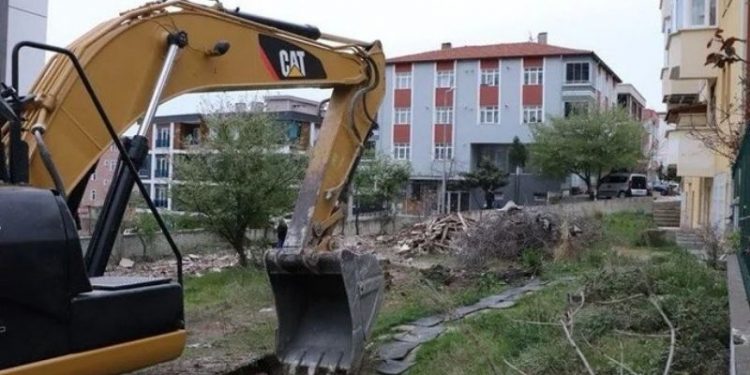 Hem yanlış binayı yıktı hem yıkım masrafını istedi
