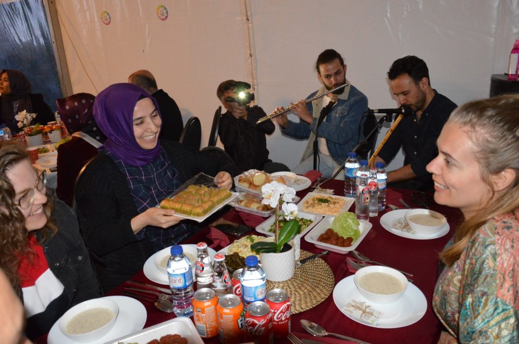 Hollanda Utrecht’teki iftar çadırı her dinden insanı ağırlıyor