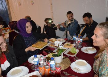 Hollanda Utrecht’teki iftar çadırı her dinden insanı ağırlıyor