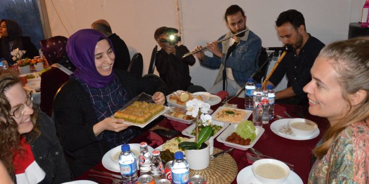 Hollanda Utrecht’teki iftar çadırı her dinden insanı ağırlıyor