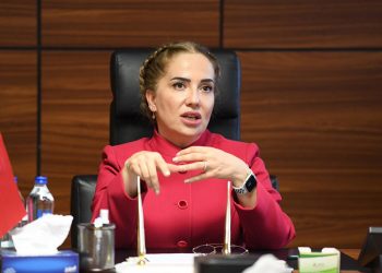 Hüseyin Kocabıyık AKP’yi eleştirdi, Vali eşi Funda Kocabıyık merkeze çekildi