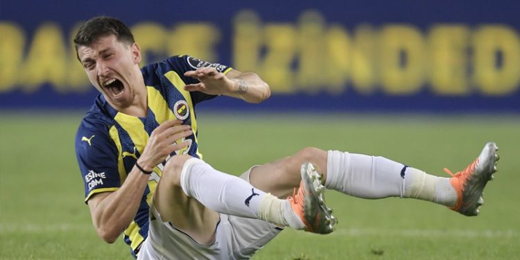 Hıncal Uluç: Mert Hakan'ınki alaylık, trajikomik bir oyunculuk, aslında ağlamamız gerekirken, alkışlıyoruz; bu medyanın parçası olmak utandırıyor beni