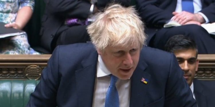 Johnson, polisin ceza kesmesinin ardından parlamentoda özrünü tekrarladı