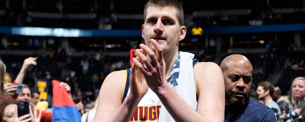 Jokic NBA tarihine geçti; Nuggets play-off biletini aldı