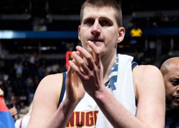 Jokic NBA tarihine geçti; Nuggets play-off biletini aldı