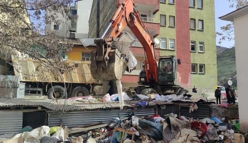 'Kötü koku' şikayeti üzerine gidilen evden 6 ton çöp çıktı