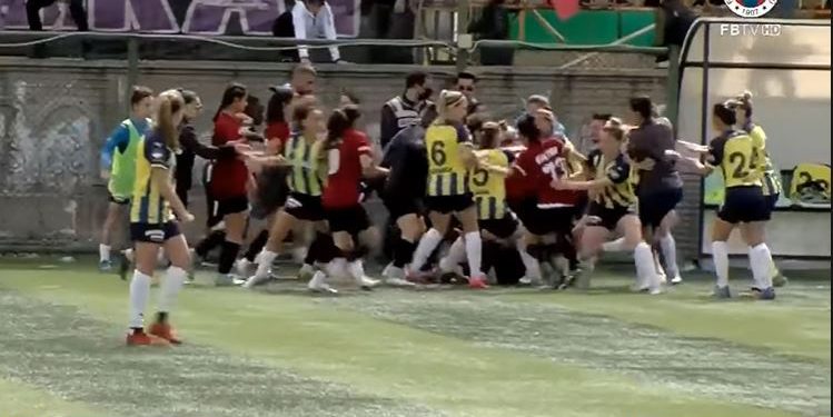 Kadınlar liginde Amedspor-Fenerbahçe maçında olay çıktı; 8 kırmızı kart