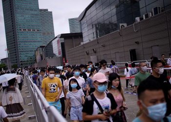 Karantinaya alınan Şanghay'da üç kişi hayatını kaybetti