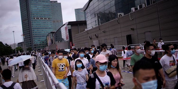 Karantinaya alınan Şanghay'da üç kişi hayatını kaybetti