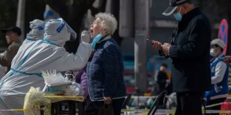 Karantinaya alınan Şanghay'da üç kişinin öldüğü bildirildi
