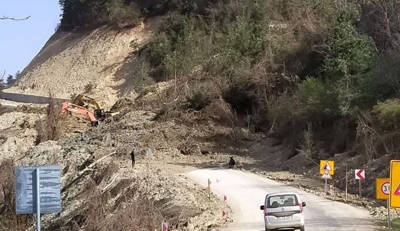 Kastamonu'da aynı gün içinde iki heyelan: Yol ulaşıma kapandı