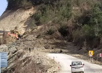 Kastamonu'da aynı gün içinde iki heyelan: Yol ulaşıma kapandı