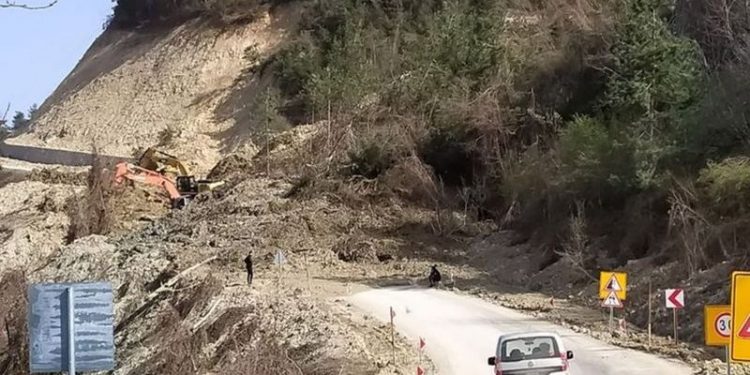 Kastamonu'da aynı gün içinde iki heyelan: Yol ulaşıma kapandı