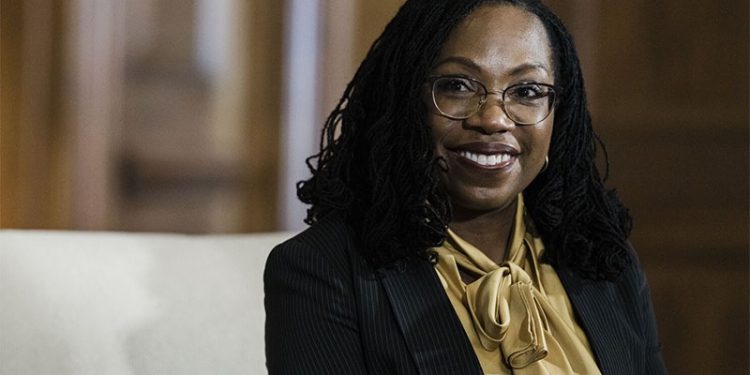 Ketanji Jackson: ABD Senatosu'nun onayladığı yargıç, Anayasa Mahkemesi'nin ilk siyah kadın üyesi olacak