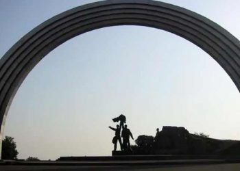 Kiev'de 40 yıllık Sovyet dostluk anıtı kaldırılıyor