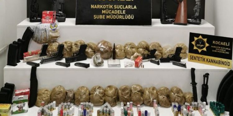 Kocaeli'de 10 kilo uyuşturucu ve uçaksavar mermisi ele geçirildi