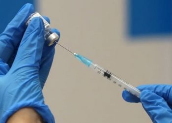 Koronavirüs aşı şişesinin içinden sivrisinek çıktı! Binlerce doz aşı toplatıldı