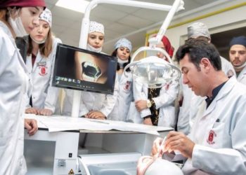 Kriz onları da vurdu: Diş hekimliği öğrencileri eğitim materyallerinin ücretini karşılayamıyor