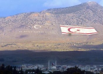 Kuzey Kıbrıs'ta h&uuml;k&uuml;met istifa etti