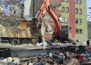 'Kötü koku' şikayeti üzerine gidilen evden 6 ton çöp çıktı