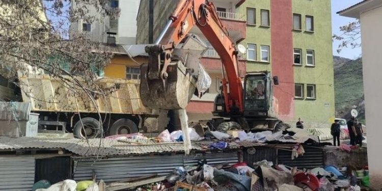 'Kötü koku' şikayeti üzerine gidilen evden 6 ton çöp çıktı