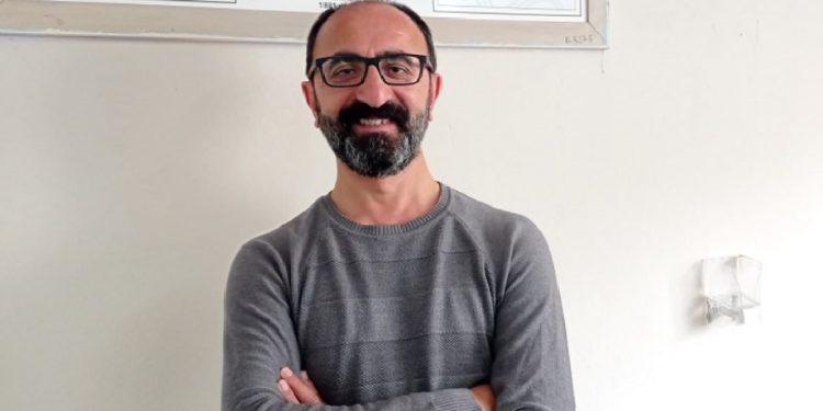 Kürtçe konuştuğu için sürgün edilen öğretmene maaş kesme cezası