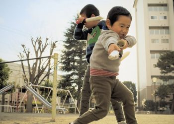 Küçük çocukların büyüklerin işlerini yaptığı Japon televizyon programı tartışma yaratıyor