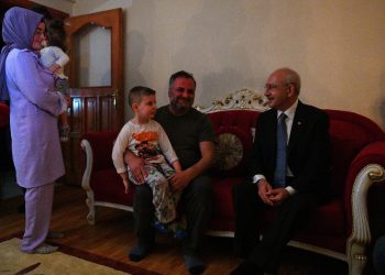 Kılıçdaroğlu 10 gündür elektriği kesik aileyi ziyaret etti