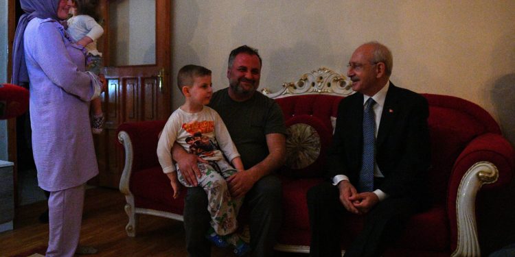 Kılıçdaroğlu 10 gündür elektriği kesik aileyi ziyaret etti