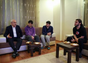 Kılıçdaroğlu, 3 üniversite öğrencisinin kaldığı evi ziyaret etti