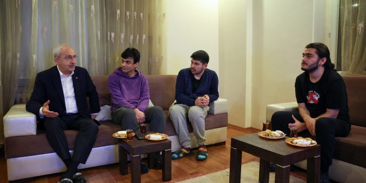 Kılıçdaroğlu, 3 üniversite öğrencisinin kaldığı evi ziyaret etti