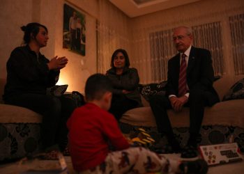 Kılıçdaroğlu, elektriği kesik aileyi ziyaret etti: İktidar sahiplerinin vicdanı köreldi