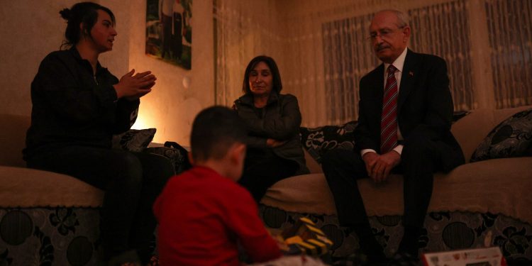 Kılıçdaroğlu, elektriği kesik aileyi ziyaret etti: İktidar sahiplerinin vicdanı köreldi