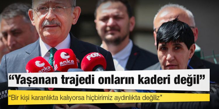 Kılıçdaroğlu, elektriği kesilen aileyi ziyaret etti: Bir kişi karanlıkta kalıyorsa hiçbirimiz aydınlıkta değiliz