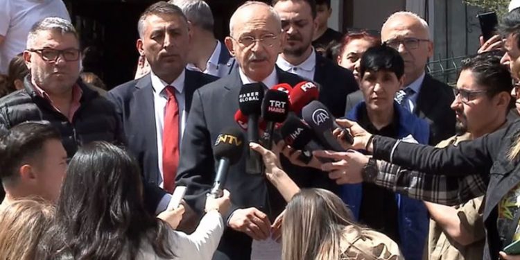 Kılıçdaroğlu, elektriği kesilen bir aileyi daha ziyaret etti: Hiçbirimiz aydınlıkta değiliz