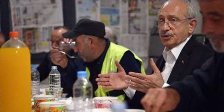 Kılıçdaroğlu, inşaat işçileriyle iftar yaptı