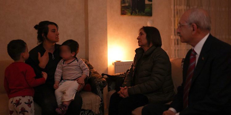 Kılıçdaroğlu ziyaret etti, evin elektriği açıldı: ‘Allah’a yemin olsun ki hepsini ziyaret ederim’