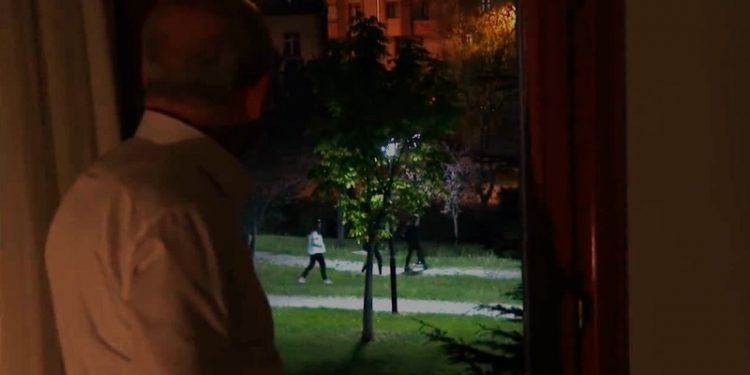 Kılıçdaroğlu çifti karanlıkta gençleri ağırladı: Birimiz karanlıktaysak, hiçbirimiz aydınlıkta değiliz