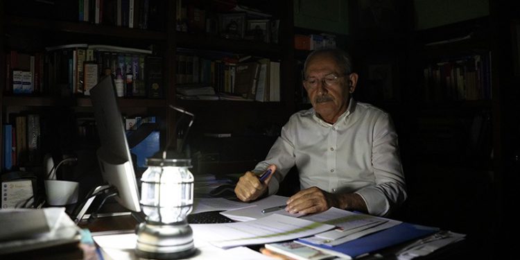 Kılıçdaroğlu'na, apartmandaki komşuları da mum yakıp destek verdi