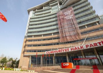 Kılıçdaroğlu’nun iktidara yönelttiği 4 soru CHP Genel Merkezi’ne asıldı