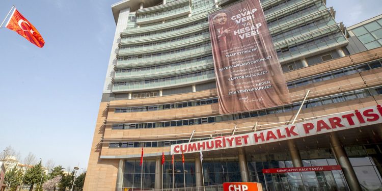 Kılıçdaroğlu’nun iktidara yönelttiği 4 soru CHP Genel Merkezi’ne asıldı