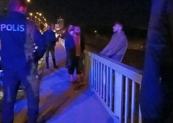 Kız arkadaşıyla tartışıp köprüye çıktı, polislere zor anlar yaşattı