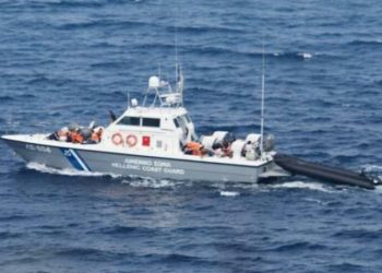 Lastik bottaki göçmenler ateş edilerek durduruldu