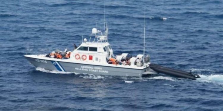 Lastik bottaki göçmenler ateş edilerek durduruldu