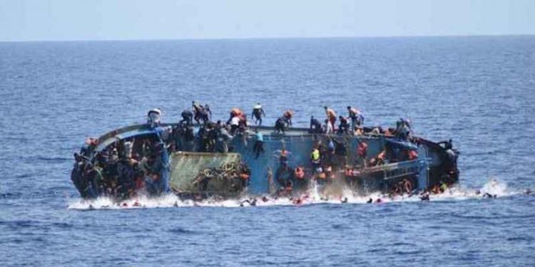 Libya açıklarında göçmen teknesi battı: En az 35 ölü