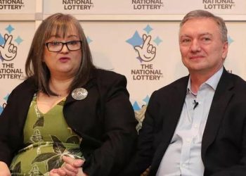 Lotodan 115 milyon sterlin kazanan kadın parasının yarısını dağıttı