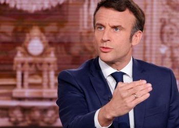 Macron, kendisini Putin'le görüştüğü için eleştiren Polonya Başbakanı'na "aşırı sağcı Yahudi düşmanı" dedi