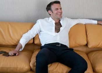 Macron'un 'bağrı a&ccedil;ık' fotoğrafı tartışma konusu oldu