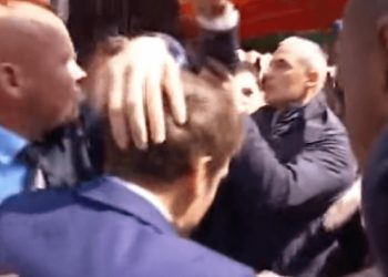 Macron&rsquo;a pazarda domatesli saldırı
