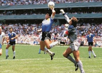 Maradona'nın 'Tanrı'nın Eli' golünü atarken giydiği forma açık artırmaya çıkıyor